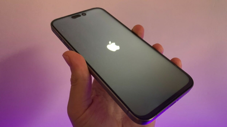 « Faites attention en commandant sur l’Apple Store » : il achète un iPhone 15 Pro Max sur le site officiel et reçoit une vulgaire contrefaçon qui tourne sous Android !