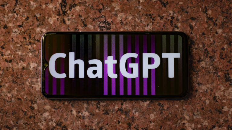 C'est officiel : l'ancien patron de Twitch va contrôler ChatGPT pendant que le chaos règne suite au départ forcé de Sam Altman. Coup de tonnerre dans le monde de la tech et des IA !