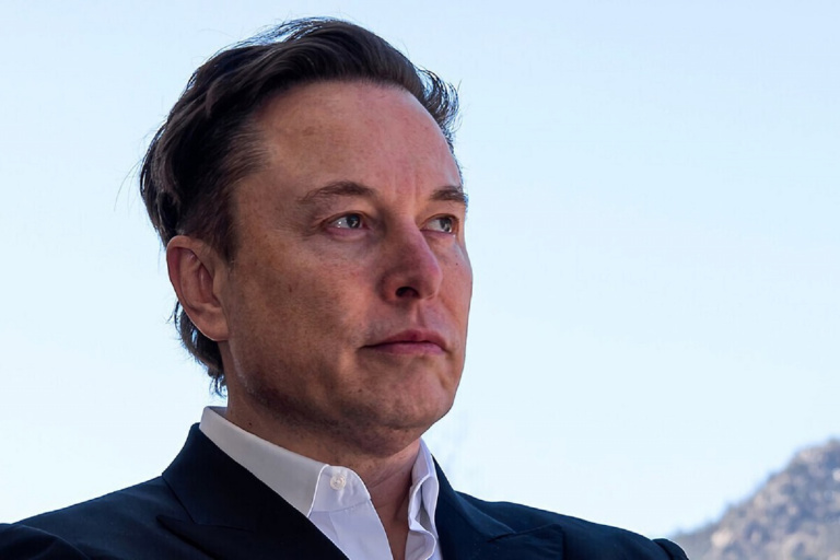 Elon Musk estime que les raisons du licenciement de Sam Altman devraient être rendues publiques compte tenu du "risque et de la puissance de l'intelligence artificielle avancée"