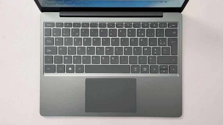 Je teste en détails le PC portable que votre entreprise devrait vous donner pour le télétravail : le Microsoft Surface Laptop Go 3. En trois mots ? Petit, mignon, et polyvalent