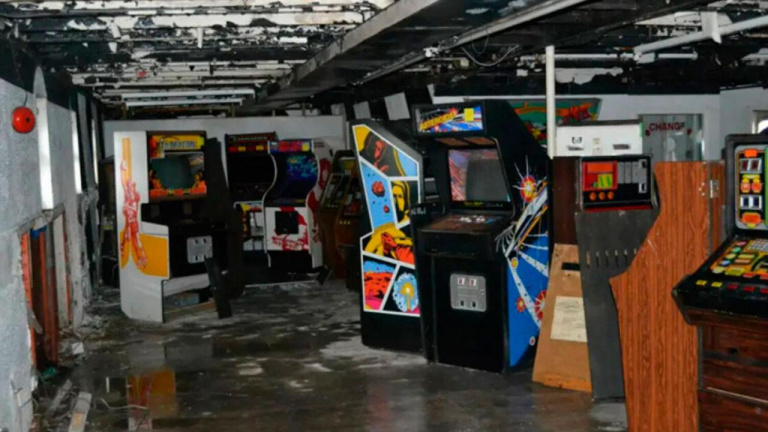 Un navire abandonné a gardé pendant 30 ans un trésor d'une valeur inestimable : 50 bornes d'arcade qui n'intéressent personne, sauf les joueurs