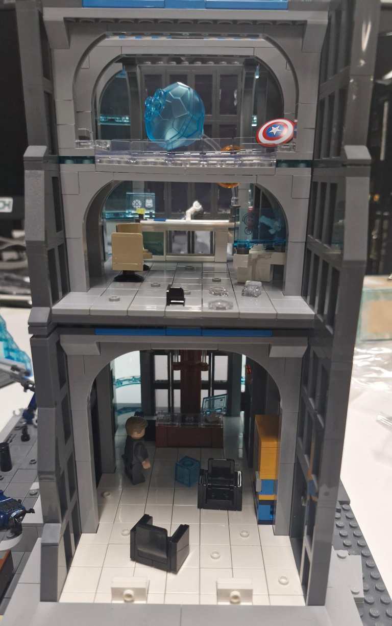 Je suis en train de monter la nouvelle tour LEGO Avengers et je ne m'attendais pas à ça…