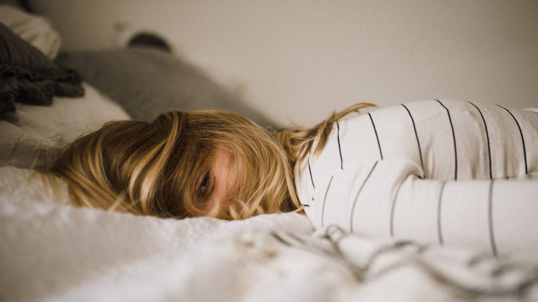 Est-ce dangereux de dormir à côté de son smartphone ? La science se prononce sur les dangers de cette habitude et dresse un bilan mitigé