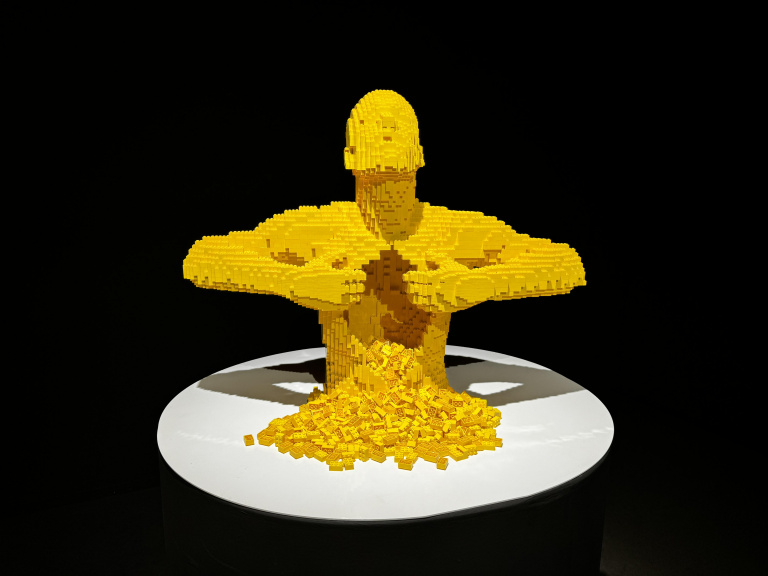 Plus d’1 million de briques LEGO sont exposées à Paris par un célèbre artiste américain, et j’ai été subjuguée par ses sculptures