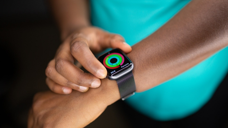 C’est désormais officiel, l’Apple Watch est presque aussi efficace qu’un appareil médical. Cette étude révèle que la montre connectée détecte les problèmes de rythme cardiaque avec une précision remarquable 