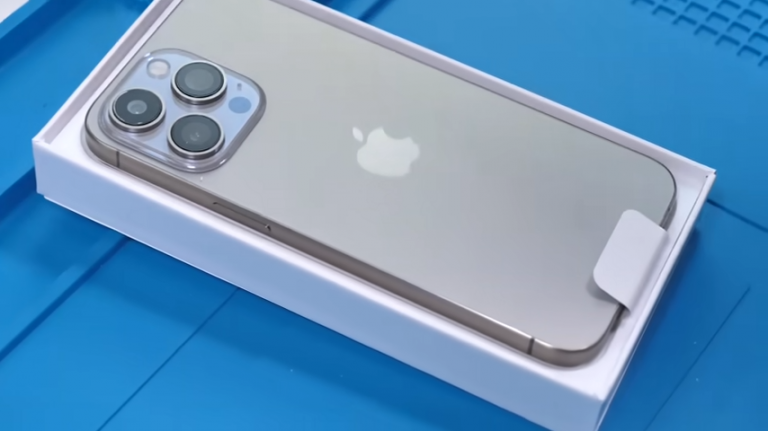 Un téléphone qui ressemble à l'extérieur à un iPhone 15 Pro Max est démonté, révélant à quel point les clones ont évolué
