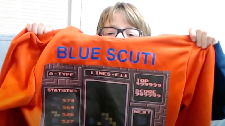 Alors que ce jeune homme de 13 ans a battu un record du monde de Tetris, il a été vivement critiqué publiquement par une journaliste britannique.