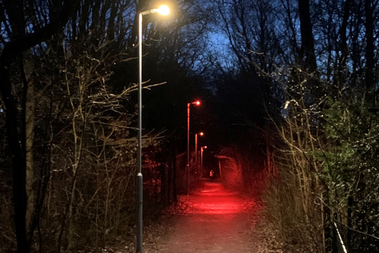 Dans certaines rues, les lampadaires éclairent en rouge : cela ressemble à un film d’horreur, mais cela a du sens