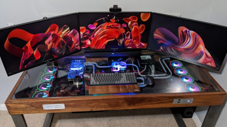 Un ingénieur transforme son PC de jeu en bureau et met une année entière pour le faire. La communauté est enthousiaste