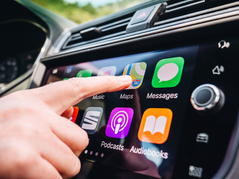 Rouler en Renault ou en Mercedes va devenir beaucoup plus plaisant en 2024 grâce à Apple et son application CarPlay ! Connecter votre iPhone à votre voiture la transformera en un vrai véhicule intelligent