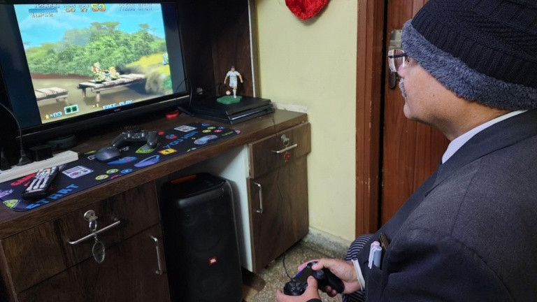 Un père de famille joue sur PS2 avec son enfant depuis des années parce qu’il n’a pas les moyens d’acheter mieux. Aujourd'hui, l’enfant devenu adulte lui offre enfin une PS4 Pro