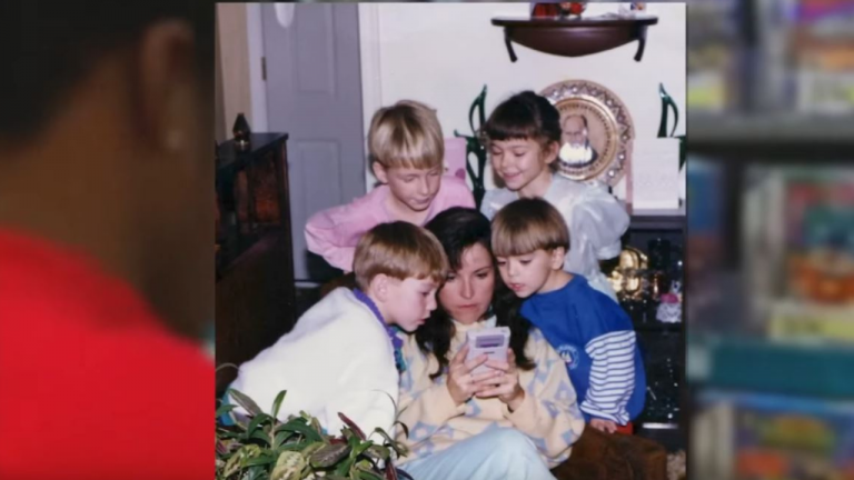 Cette photo d'un mère de famille qui joue à la Game Boy Mom a été vue par des millions de personnes. Elle cache une histoire touchante empreinte de nostalgie