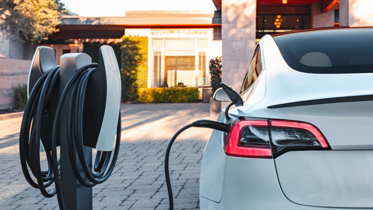 Voici le prix réel du "plein" d'une voiture électrique en 2024 et il y a des surprises : le coût de la recharge fluctue énormément en fonction du lieu