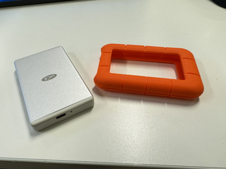 Test : je ne pensais pas m'extasier autant sur un SSD portable : voici le Rugged Mini, au design iconique qui ne déçoit pas