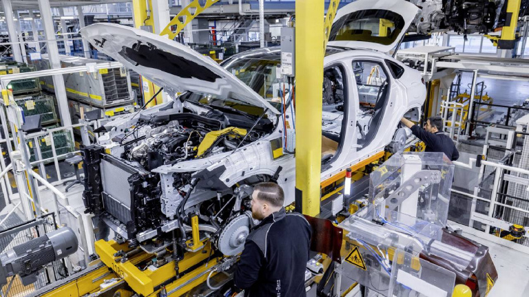 « Il y avait trop d’optimisme dans l’industrie » : Mercedes commence à douter de la vente exclusive de voitures électriques d’ici 2030