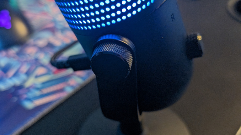 Mon test du Razer Seiren V3 Chroma prouve que le son n’est pas le seul point essentiel d'un microphone pour streamer : il ne faut pas non plus négliger le style !