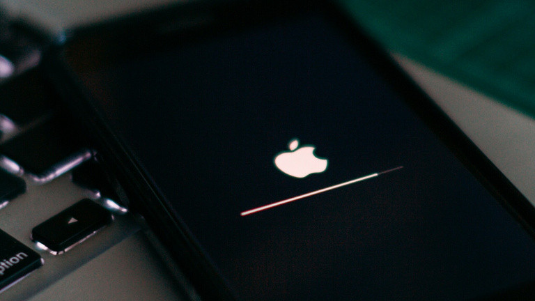 Apple donne enfin une explication à une question que se posent tous les utilisateurs d'iPhone : pourquoi la batterie se vide plus rapidement après une mise à jour ?