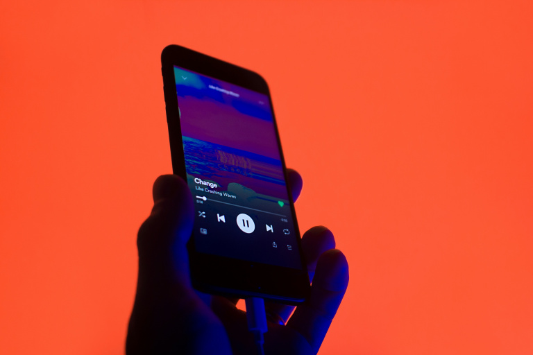 Spotify commence à déployer une nouvelle fonctionnalité qui menace YouTube, permettant aux utilisateurs de regarder des clips musicaux directement depuis l’application
