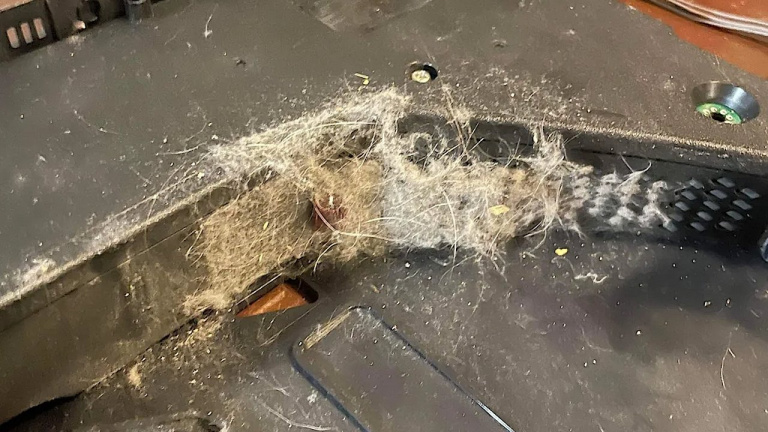 Au lieu de payer 280€ pour la faire réparer, un père de famille démonte laborieusement la PS5 de son fils qui ne cesse de surchauffer