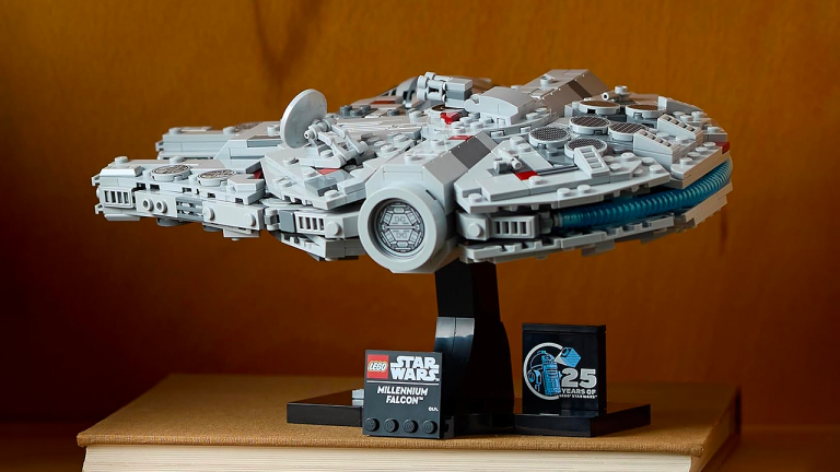 Ce LEGO Star Wars célèbre les 25 ans de cette collection et donne vie à une nouvelle version du Faucon Millenium, le tout à prix réduit !