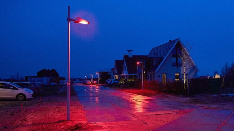 Certaines villes nordiques allument leurs lampadaires en rouge. Cela ressemble à un film d'horreur, mais en fait, c'est logique