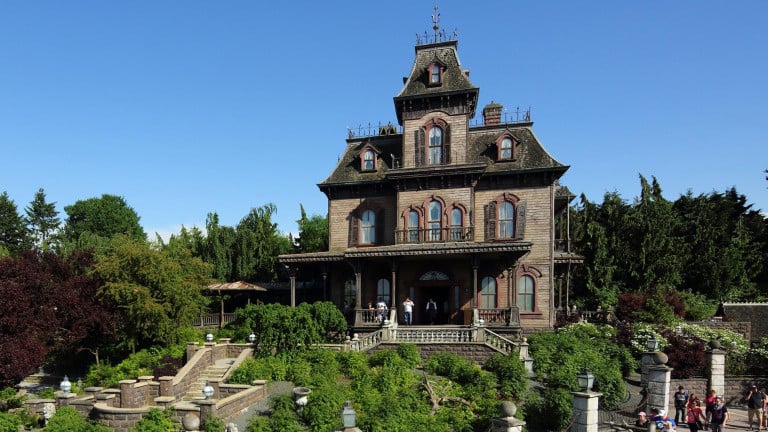 Connaissez-vous les secrets du Manoir Hanté de Disneyland Paris et la technique "magique" du Pepper's Ghost ?