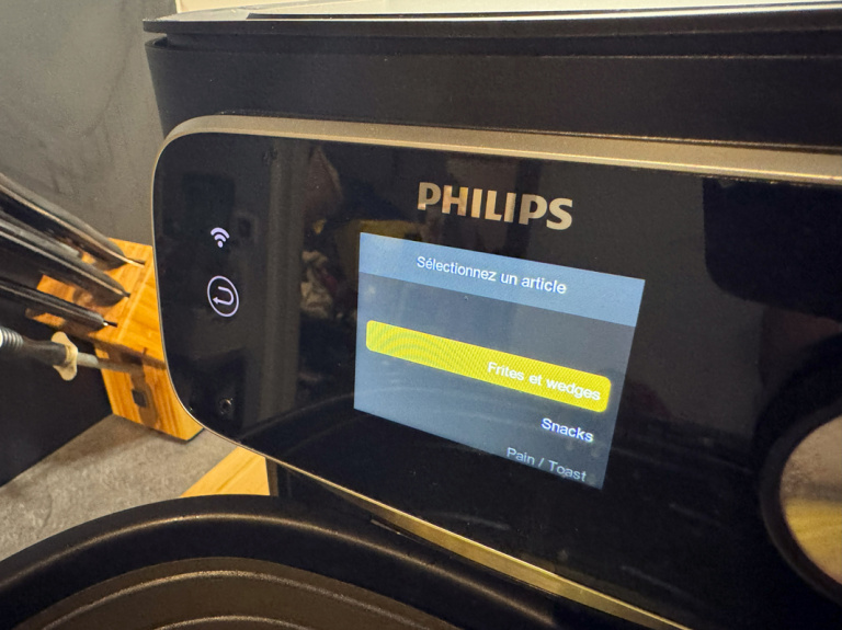 Nous avons peut être la trouvé l’air fryer ultime en testant la Philips HD9880, une friteuse a air haut de gamme, connectée et d'une rare précision
