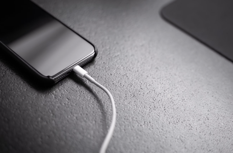 Risque de blessures : Apple demande à tous les possesseurs d'iPhone d'arrêter de faire ça quand ils rechargent leur appareil