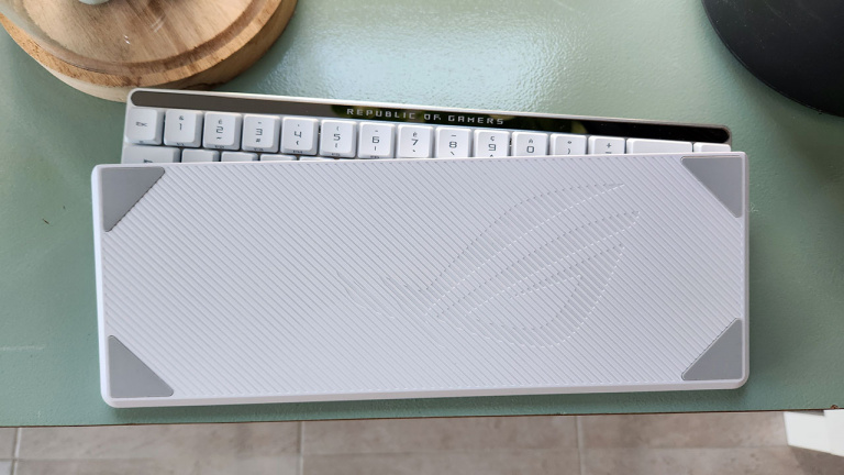 Compact, silencieux et ultra réactif, ce clavier gamer est tout simplement parfait : test du ROG Falchion RX Low Profile