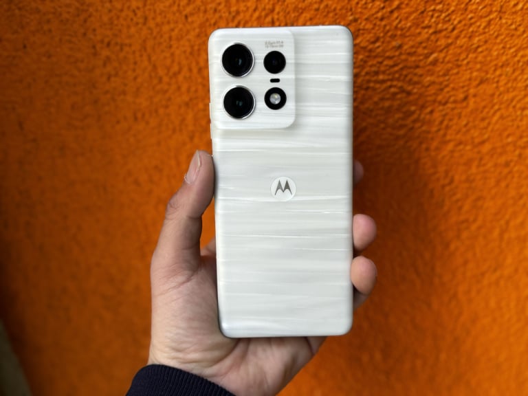 Test du Edge 50 Pro : charge véloce, photo calibrée pour Instagram et design moderne. Ce smartphone de Motorola peut-il devenir l’idole des jeunes ?