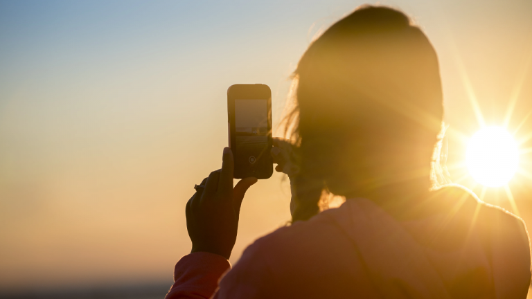 Votre smartphone peut-il être endommagé en surchauffant au soleil ?