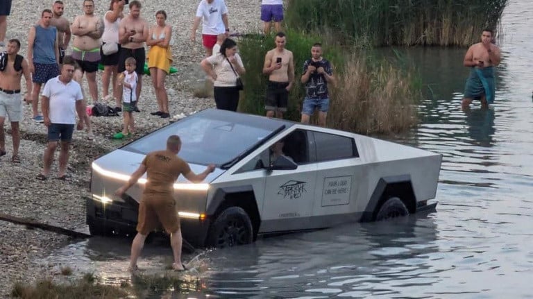 En essayant de traverser un lac, ce fan de Tesla a appris à ses dépens que le Cybertruck n’était pas amphibie