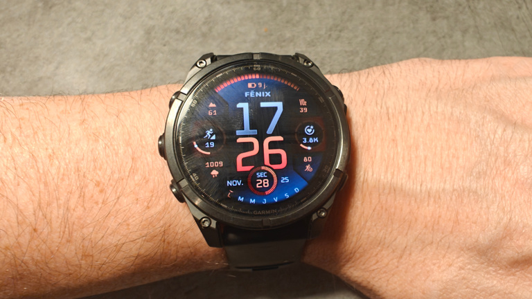 Je teste la Garmin Fenix 8 AMOLED depuis un mois ! La montre connectée ultra-sportive de référence est-elle aussi à l’aise en ville qu’à la montagne ?