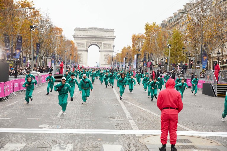 Squid Game envahit Paris ! Ce 1 2 3 soleil géant avec 456 participants a mis la ville lumière en