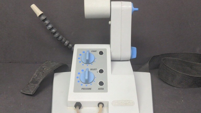30 ans avant Xbox et PlayStation, Nintendo sortait cet accessoire utile et révolutionnaire. Il est aujourd'hui extrêmement rare 30 ans avant Xbox et PlayStation, Nintendo sortait cet accessoire utile et révolutionnaire. Il est aujourd'hui extrêmement rare