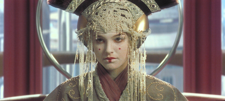 Cette star de la deuxième trilogie Star Wars serait en négociation avec Disney pour faire son grand retour : un gros coup pour la saison 2 de cette série Cette star de la deuxième trilogie Star Wars serait en négociation avec Disney pour faire son grand retour : un gros coup pour la saison 2 de cette série