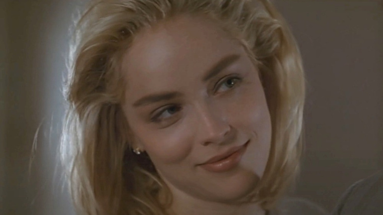 "Je l'ai giflé" Sharon Stone ne garde pas forcément un bon souvenir du tournage de ce film culte, même 33 ans plus tard "Je l'ai giflé" Sharon Stone ne garde pas forcément un bon souvenir du tournage de ce film culte, même 33 ans plus tard