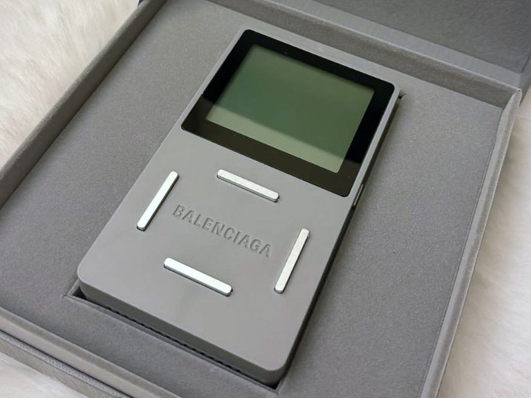 Cette célèbre marque de luxe sort sa propre console portable. Problème : elle ne peut lancer que le jeu le plus chiant du monde Cette célèbre marque de luxe sort sa propre console portable. Problème : elle ne peut lancer que le jeu le plus chiant du monde