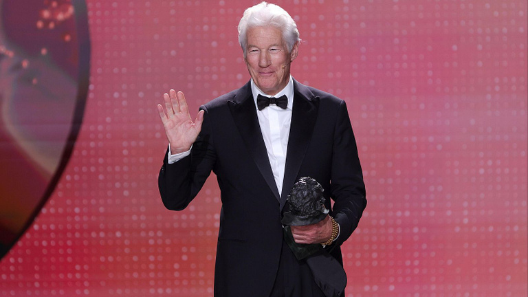"Un mépris total pour la profession" L'acteur Richard Gere "censuré" lors d'une cérémonie de récompenses ? Son discours visait Donald Trump "Un mépris total pour la profession" L'acteur Richard Gere "censuré" lors d'une cérémonie de récompenses ? Son discours visait Donald Trump