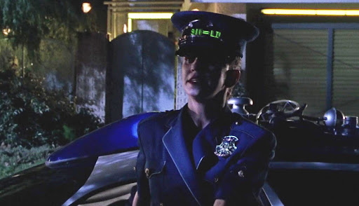 Ce personnage est toujours de dos dans Retour vers le Futur 2 et ce n’est pas une erreur ! Ce personnage est toujours de dos dans Retour vers le Futur 2 et ce n’est pas une erreur !