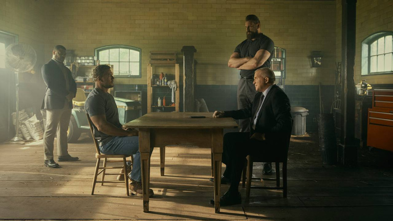 "J'étais tellement désolé" Cet acteur de Reacher réagit vivement à cette scène choquante de la série Amazon "J'étais tellement désolé" Cet acteur de Reacher réagit vivement à cette scène choquante de la série Amazon