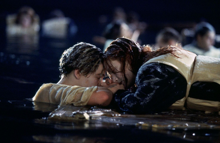 Titanic pourrait être un film de SF… 27 ans après la sortie du long-métrage, cette phrase prononcée par l’un des personnages reste toujours un immense mystère Titanic pourrait être un film de SF… 27 ans après la sortie du long-métrage, cette phrase prononcée par l’un des personnages reste toujours un immense mystère
