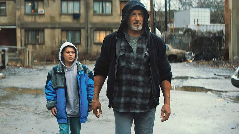 Ce film de SF avec Sylvester Stallone s’est fait tacler à sa sortie : les abonnés Amazon Prime n’ont pas écouté les critiques, il a cartonné pendant plusieurs semaines