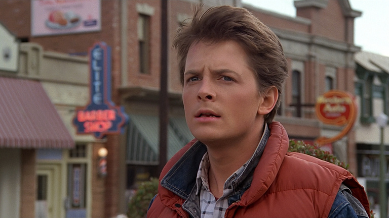 35 ans après la sortie de Retour vers le Futur, ces deux répliques sont un mystère pour les fans : cette version du film les a presque rendues inaudibles ! 35 ans après la sortie de Retour vers le Futur, ces deux répliques sont un mystère pour les fans : cette version du film les a presque rendues inaudibles !
