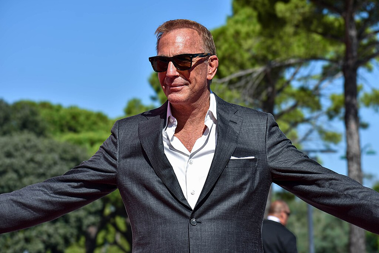 Il y a 38 ans, l’acteur Kevin Costner recevait une sacrée leçon d’humilité : cette fan lui a remis les pieds sur terre ! Il y a 38 ans, l’acteur Kevin Costner recevait une sacrée leçon d’humilité : cette fan lui a remis les pieds sur terre !