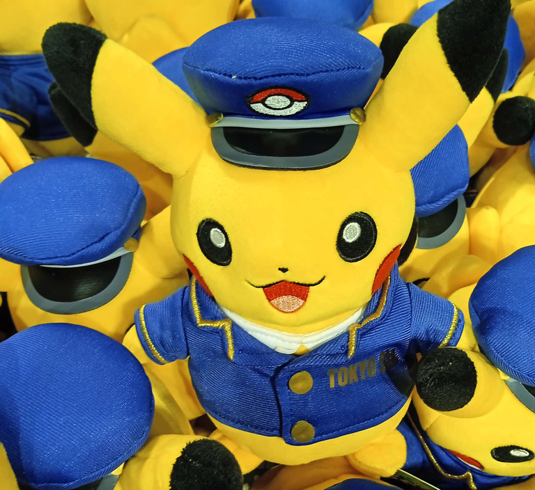 Ce Pikachu n'existe que dans une boutique au Japon, j'ai exploré les Pokémon Center de Tokyo pour la trouver Ce Pikachu n'existe que dans une boutique au Japon, j'ai exploré les Pokémon Center de Tokyo pour la trouver