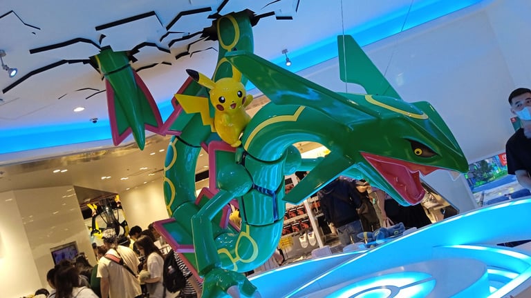 Ce Pikachu n'existe que dans une boutique au Japon, j'ai exploré les Pokémon Center de Tokyo pour la trouver Ce Pikachu n'existe que dans une boutique au Japon, j'ai exploré les Pokémon Center de Tokyo pour la trouver