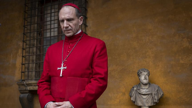 "Une satisfaction dramatique" La récente mort du Pape met en lumière ce thriller noté 93% : cet acteur d'Harry Potter offre une performance historique "Une satisfaction dramatique" La récente mort du Pape met en lumière ce thriller noté 93% : cet acteur d'Harry Potter offre une performance historique