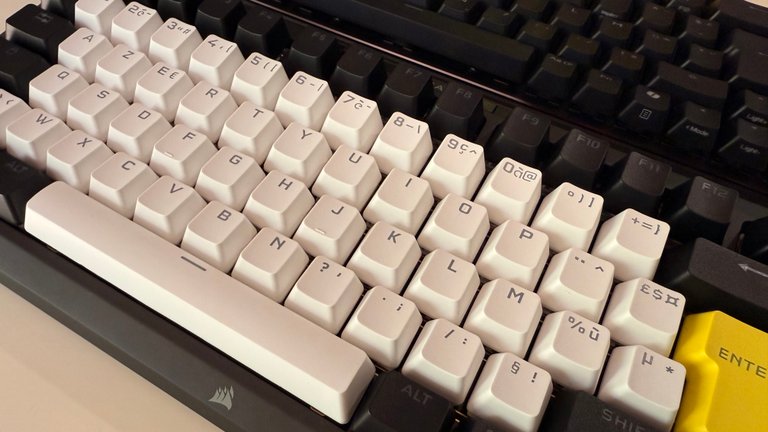 Test Corsair MAKR75 : un kit pour monter (vraiment) son clavier à son image Test Corsair MAKR75 : un kit pour monter (vraiment) son clavier à son image