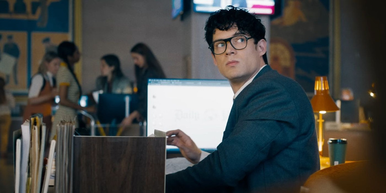 Superman : Pourquoi personne ne reconnaît Clark Kent avec ses lunettes ? James Gunn a une explication toute trouvée ! Superman : Pourquoi personne ne reconnaît Clark Kent avec ses lunettes ? James Gunn a une explication toute trouvée !